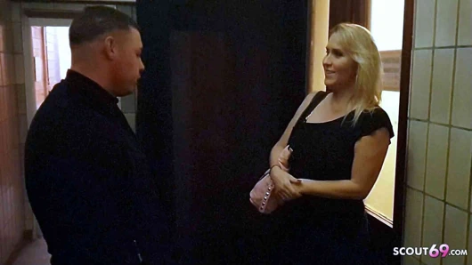 Alman olgun Julia Pink diskoda yabancıya tuvalet sikişi yapıyor