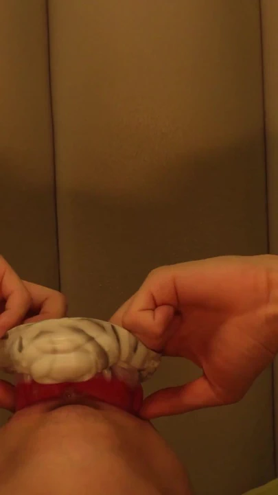 "Derin gırtlak 10 inç canavar dildo" dan ağıza boşalma anı