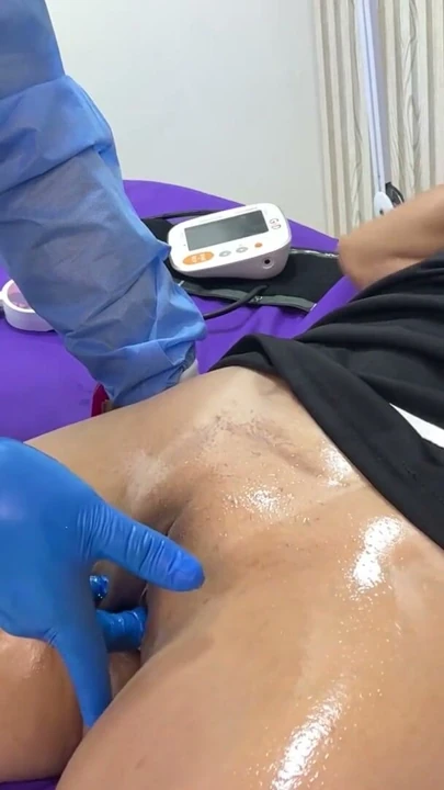 Jinekolog yumurtalığı kontrol ediyor ve hastanın vajinasına derinlemesine giriyor | Klip 2