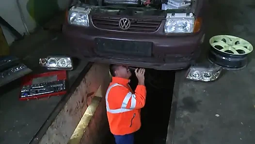 Büyük memeli sarışın arabada beyaz araba tamircisini sikiyor... ağzına boşalma