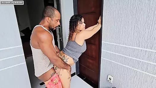 Üvey babam devrilmem için her zaman annemin yokluğundan faydalanıyor