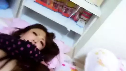 Jolie japonaise qui jouit fort en missionnaire