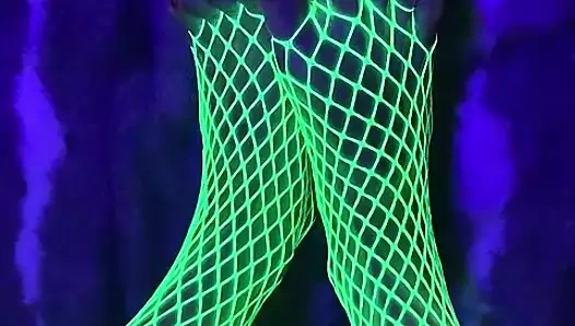 Yeşil neon file çoraplı uzun ayak parmaklı minik Asyalı ayaklar