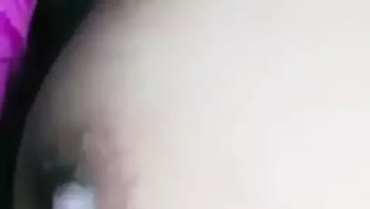 Sevimli kız siyah meme meme göstermek için bluz ve sutyen açılış