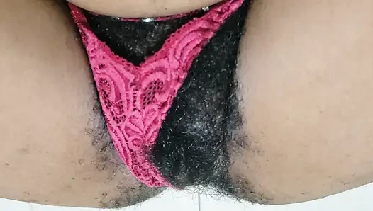 Külotunu bir kenara koyan güzel olgun orta yaşlı seksi kadın kıllı amcık