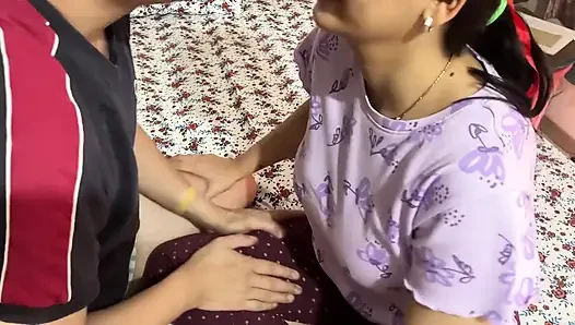 Ateşli Hintli ev hanımı yatakta yakın çekim seks