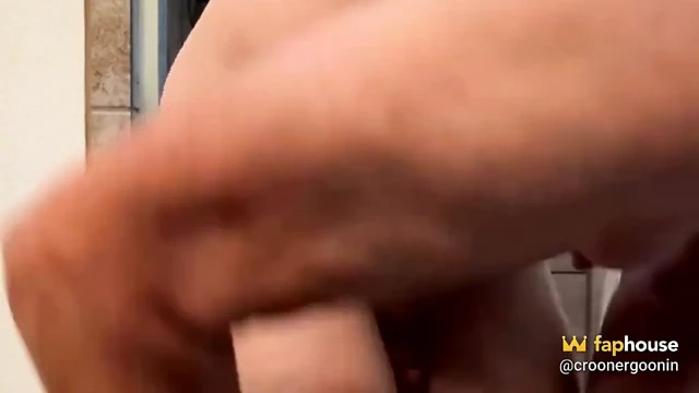 Kadın kılıklı duş alıyor