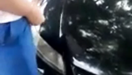 Rapaz batendo e gozando na frente dos amigos