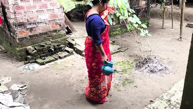 Я вижу, как моя сводная тетушка пошла в ванная, я иду за ней и начинаю трахать ее