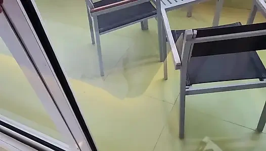 Aldatan evli kadın kalabalığın önünde balkonda dölleniyor