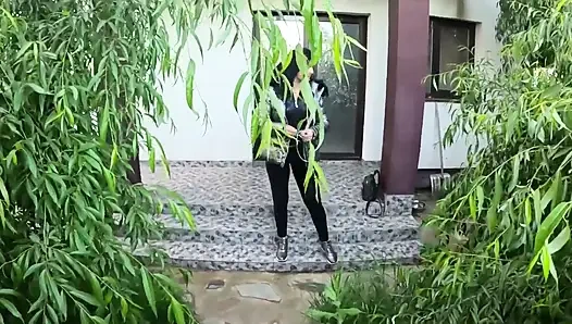 Bahçıvan gırtlağına kadar alıyor, sert yüz sikişi ve parlak gömleğime çifte boşalma