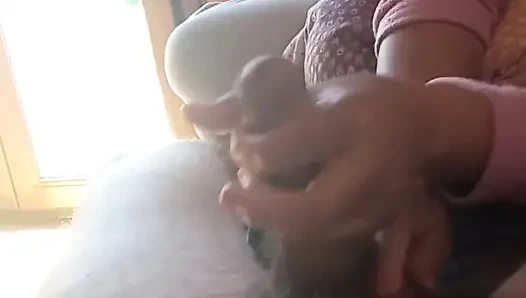 Orgazmla elle azdırma - ayrılmadan önce hızlı kanepede elle muamele - hızlı okşuyor ve taşak oyunu bakış açısı