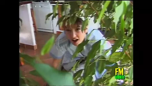 Sürtük hemşire hastanın büyük yarağıyla küçük memelere sikiliyor ve boşalıyor