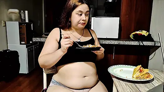Nicole'ün taco doldurması - karnının büyümesini izle!