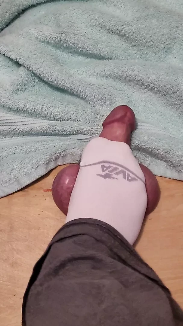 Фут-фетиш с червем, трется и топает его хуй