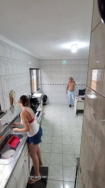 Hizmetçi soyunmayı ve yüzüne boşalmayı kabul etti.