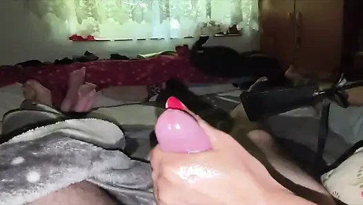 Edepsiz elle muamele! Onun yarağıyla oynamayı seviyorum. Bakış açısı hakimiyeti
