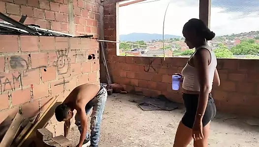 Üvey erkek kardeşime işe öğle yemeği getiriyorum ve iyi bir sikişle bana teşekkür ediyor