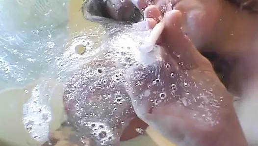 Edepsiz denizci kız sert üçlü sikişten sonra döl yiyor