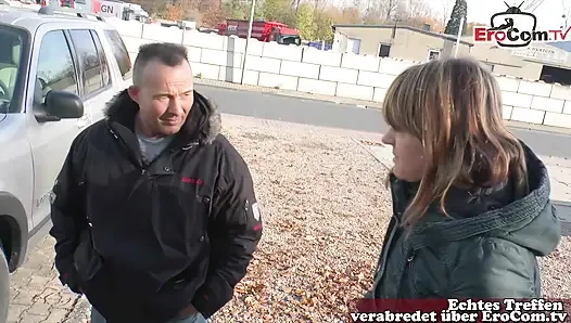 Sokakta seks yapmaya davet edilen basit Alman ev hanımı