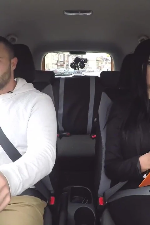 Sahte sürücü kursu - büyük memeli ateşli esmer Jasmine Jae max'e arabada teşhir ediyor ve onu domaltarak seks için çekiyor