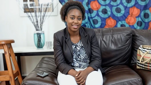 Utangaç zenci orta yaşlı seksi kadın sikilmek için büyük yarak üreticisini gırtlağına kadar alıyor