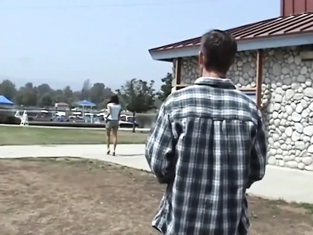 Güzel genç kız büyük yarakla amının içine domalarak dölleniyor