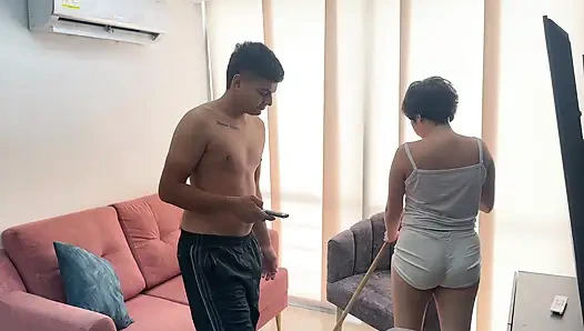 Seksi büyük götlü komşum müziğim yüzünden kızgın evime geliyor, onu memnun etmek için onu baştan çıkarmaya ve sert sikmeye karar veriyorum