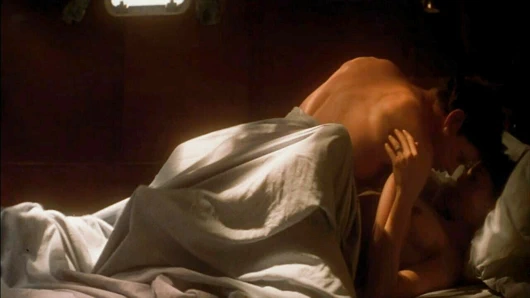 Ashley Judd göğüslerini gösteriyor