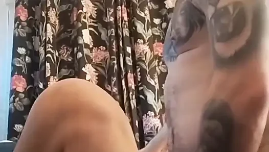 Carl en sevdiği orta yaşlı seksi kadına iyi bir dil ve yarak veren bir gece alıyor