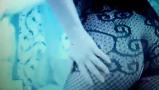 O güzel ve dans etmeyi seviyor 3