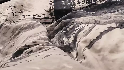 Koca karısının yatak odasında Hint hizmetçi sikikleri