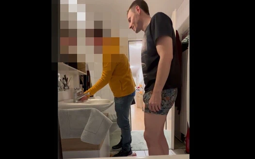 Heteroseksüel Tamirci Geri Dönüyor, Mike'ı Oynarken Yakalıyor Ve Karşılıklı Sakso Çekiyor