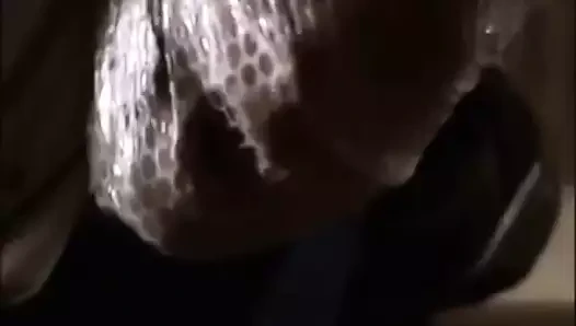 Adam bir kadın tarafından plastik baloncuklu naylonla boğuldu