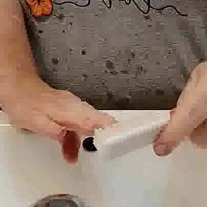 Edepsiz ellerimi çamurlu kirli yıkıyorum