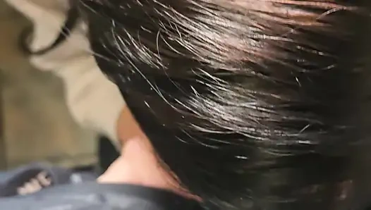 Orta yaşlı seksi kadın yerel barda banyoda sikiliyor