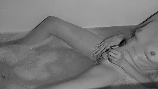 İnce kız içinde banyo masturbates kedi ve gets orgazm