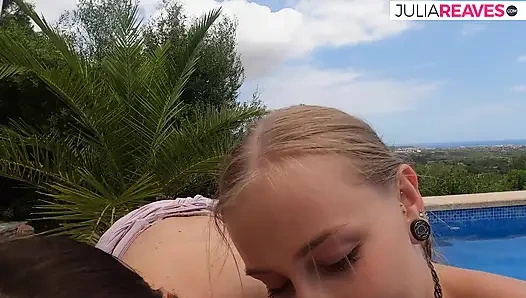 Bizi havuza götürdü