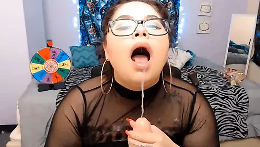 Seks oyuncaklarını seven ve oynamaya hazır olan sürtük tombul hatun