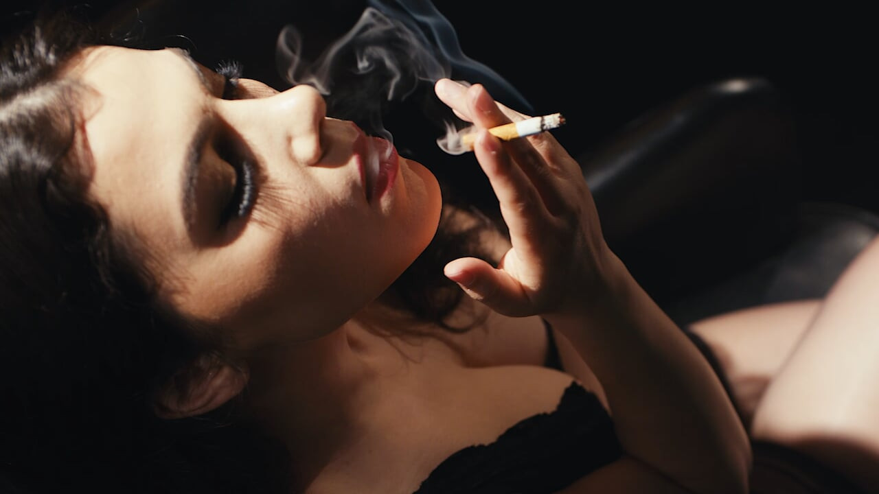 Valentina Nappi sigara içiyor - kırmızı rujlu seksi İtalyan kız sakso ve elle muameleye hazırlanıyor
