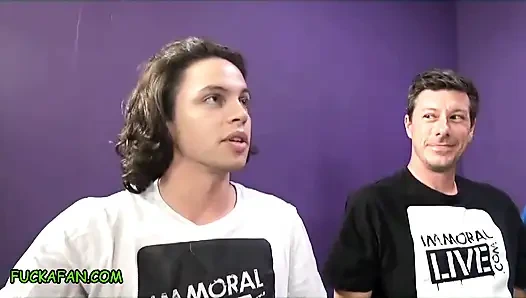 Bir hayranını sik - Frank büyük götlü esmerler Jennifer White ve Raven Bay ile iki kez boşalıyor