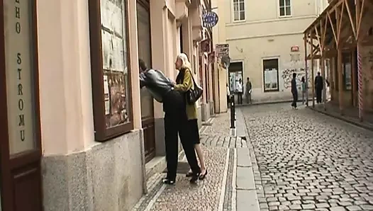 Bu genç kız yaşlı bir çiftten öğrenmek istiyor