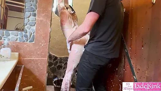 Sapık sürtük evli kadın elleri bağlı vücut yazısı ve köpüklü aşağılama