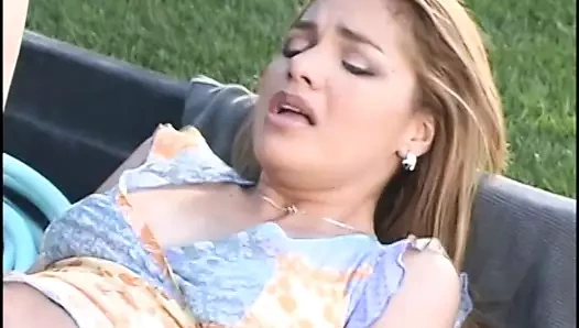 Sıcak genç sarışın hatun alır delinmiş açık havada, yüzünde bazı sıcak boşalmak alır