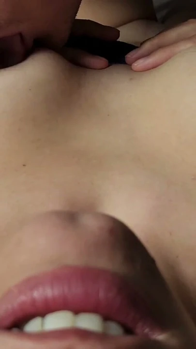 Seksi MILF inlerken meme uçları emiliyor | Clip 2