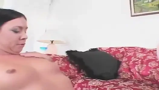 Olgun esmer kızlar patlayıcı orgazm için parmaklıyor ve yalıyor