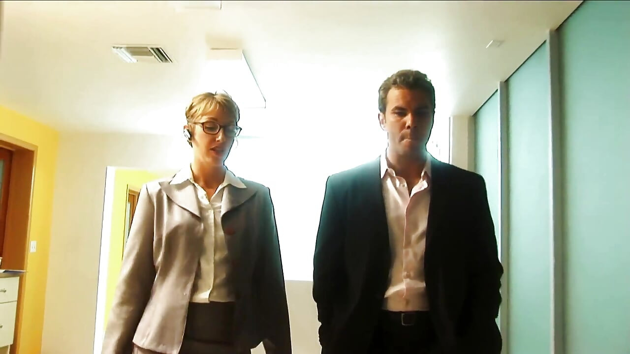Lezbiyen sürtükler Jenaveve Jolie ve Cody Milo kontrolsüz bir şekilde amcık yiyor ve boşalıyor