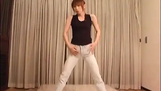 Sevimli Asyalı kızıl saçlının yüzüne oturuyor