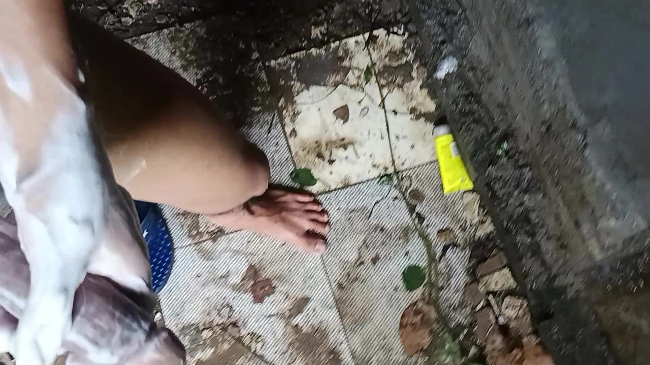 Sabah külotumu çıkardım ve banyoda mastürbasyon yaptım
