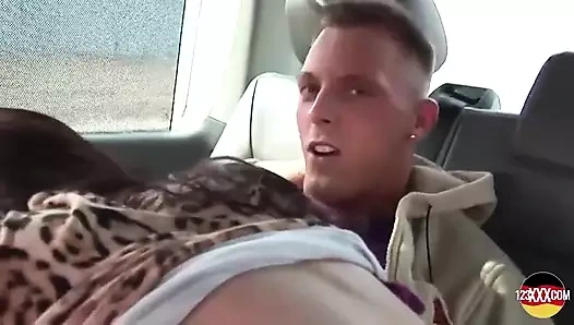 Seksi Alman piliç yuvarlak ve şişman götüne döl püskürttuyor